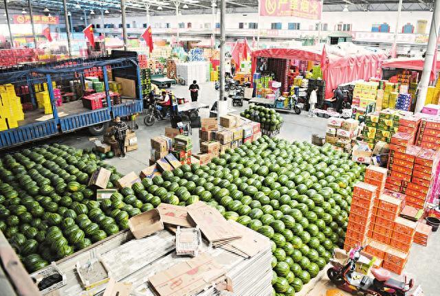 太原河西農(nóng)副產(chǎn)品批發(fā)市場水果交易區(qū)繁忙景象